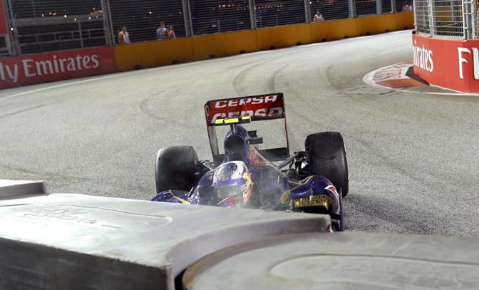 La Toro Rosso di Daniel Ricciardo finisce contro un muro al 25 giro. Reuters